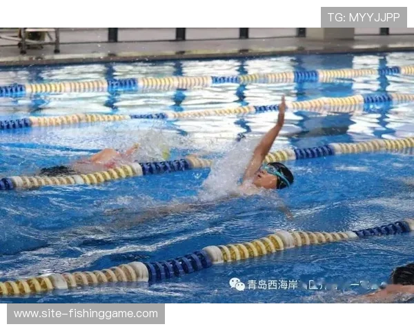 小学生游泳比赛冠军分享心得：坚持到底才能成功。
